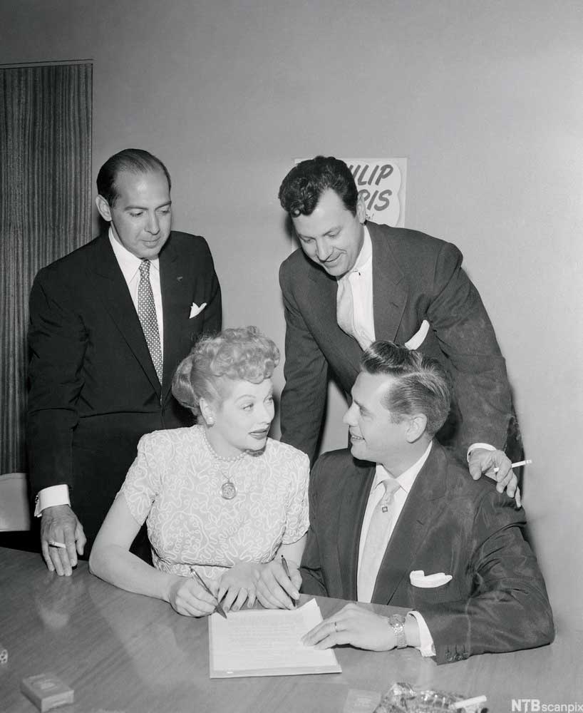 Lucille Ball og Desi Arnaz signerer kontrakt til 8 millioner dollar